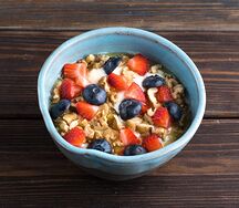 Десерт Мацони с ягодами, медом и грецким орехом