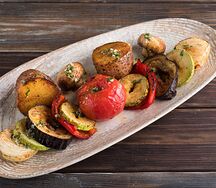 Овощной шашлык с грибами и оливково-чесночным соусом