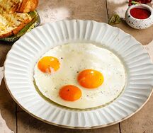 Глазунья из куриных яиц