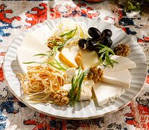 Ассорти из домашних грузинских сыров