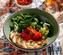 Куриная грудка с кремом из авокадо и овощами