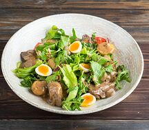 Теплый салат с куриной печенью