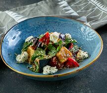 Теплый салат с хрустящими баклажанами