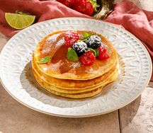 Панкейки с ягодами и кленовым сиропом