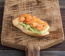 Брускетта с креветками и гуакамоле