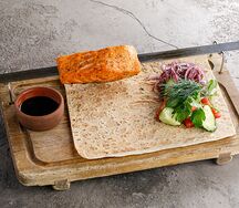 Лосось на углях с соусом наршараб