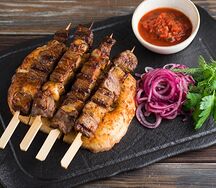 Шашлык из говяжьей вырезки на пряной лепешке