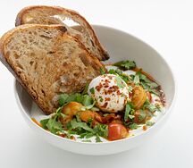 Яйца пашот с йогуртом и печёными овощами