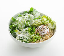 Зелёный боул с гречей, гуакамоле, яйцом пашот