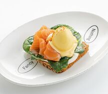 Яйца бенедикт с лососем на безглютеновом хлебе