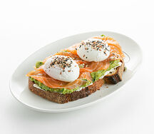 Авокадо тост c яйцом пашот и лососем