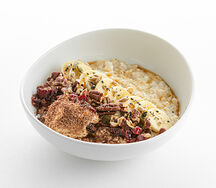 Овсяная каша с бананом, пеканом и клюквой