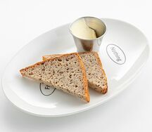 Безглютеновый хлеб с маслом