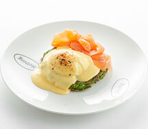 Бенедикт на зелёных оладьях с лососем