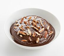 Хоткейки из рикотты с шоколадно-кофейным соусом, пеканом и хлопьями соли