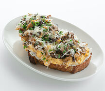 Грибной тост со скрэмблом и пармезаном