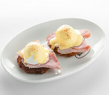 Бенедикт на картофельных оладьях с прошутто котто