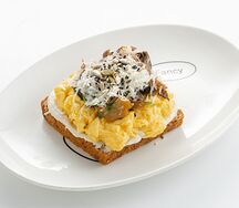 Грибной тост со скрэмблом и пармезаном на безглютеновом хлебе