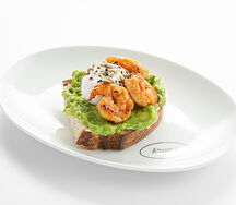 Авокадо тост c яйцом пашот и креветками