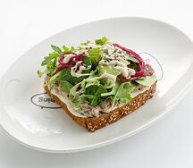 Тост с рийетом из тунца на безглютеновом хлебе