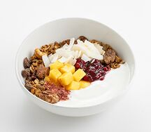 Ореховая гранола с греческим йогуртом, манго и брусникой