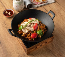 Вок с домашней пшеничной лапшой Удон, овощами и соусом