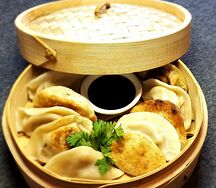 Пельмени китайские жареные со специальным соусом