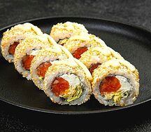 Ролл с лососем и соусом шисо