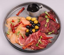 Ассорти мясных копчёностей