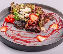 Салат теплый с куриной печенью и малиновым соусом