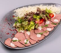 Салат Ростбиф с подушкой из пармезана