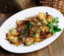 Картофель, жаренный с луком и грибами