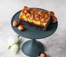 Пирожное Брауни с карамелью и фундуком