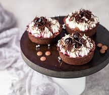 Тарталетка Шоколадная с вишней