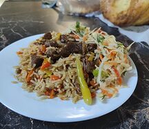 Плов с говядиной (подается с небольшим салатом)