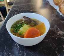 Шурпа (подается с половинкой хрустящей лепешки)