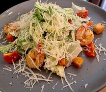 Салат цезарь с креветками