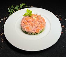 Тартар с лососем и авокадо