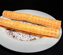 Вафельные трубочки с ванильно-вишневой начинкой