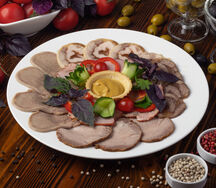 Ассорти из мясных деликатесов