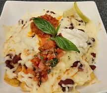 Супер-начос с фасолью и сыром