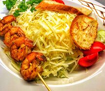 Салат Цезарь с креветками