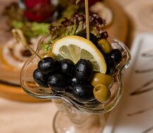 Маслины и оливки