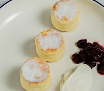Сырники со сметаной и домашним вареньем