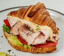 Круассан с пастрами из индейки