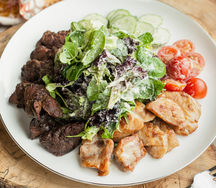 Теплый салат с курицей и потрошками