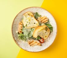 Салат Цезарь с курицей