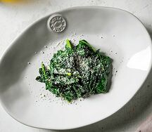 Шпинат, кедровый орех и изюм