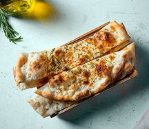 Фокачча с розмарином и чесноком