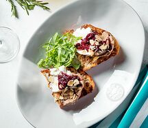 Брускетта с куриным паштетом и сливочным сыром
